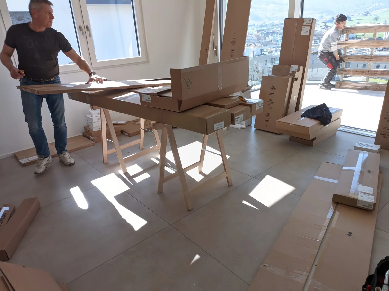 Zsolt bei der Möbelmontage in Luzern