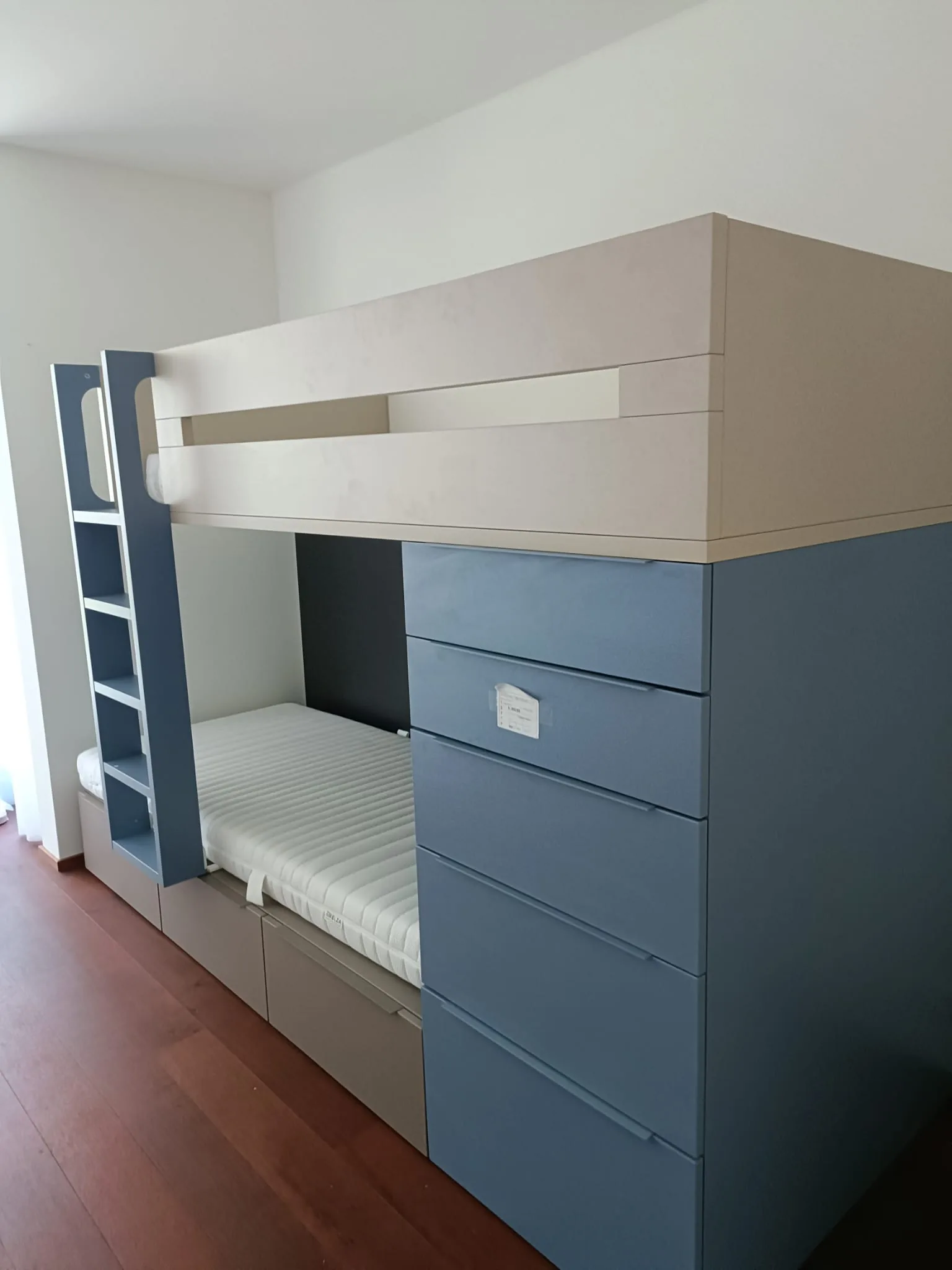 Etagenbett blau-beige mit eingebautem Stauraum