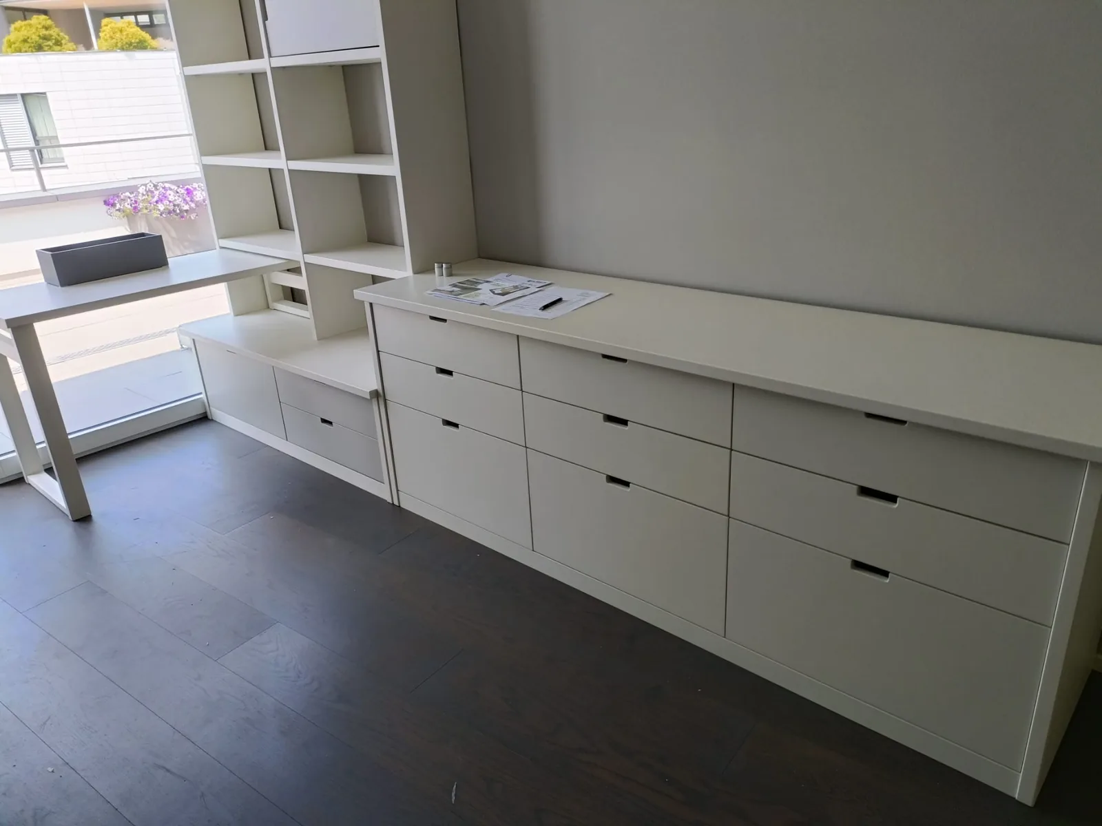 Weisses Sideboard und Wand-Regalsystem